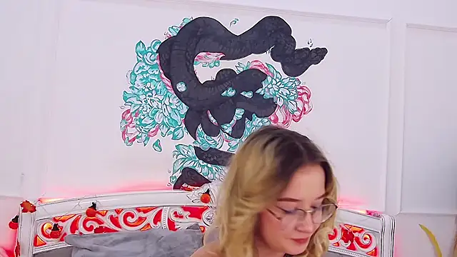 Snapshot of MaeLili chatting on October 28, 4:27 am MaeLili online show from October 28, 4:27 am