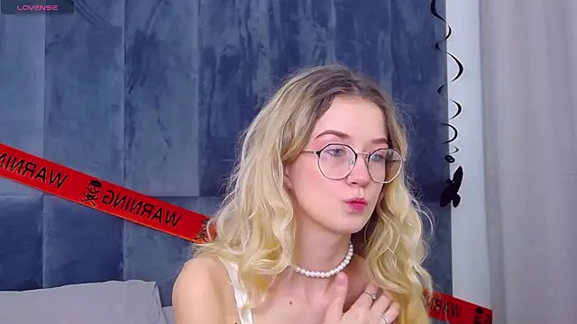 Snapshot of MaeLili chatting on October 29, 3:42 am MaeLili online show from October 29, 3:42 am