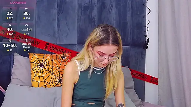 Snapshot of MaeLili chatting on October 30, 4:25 am MaeLili online show from October 30, 4:25 am