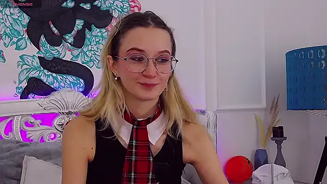 Snapshot of MaeLili chatting on November 4, 4:11 am MaeLili online show from November 4, 4:11 am