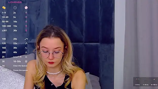 Snapshot of MaeLili chatting on November 12, 4:13 am MaeLili online show from November 12, 4:13 am