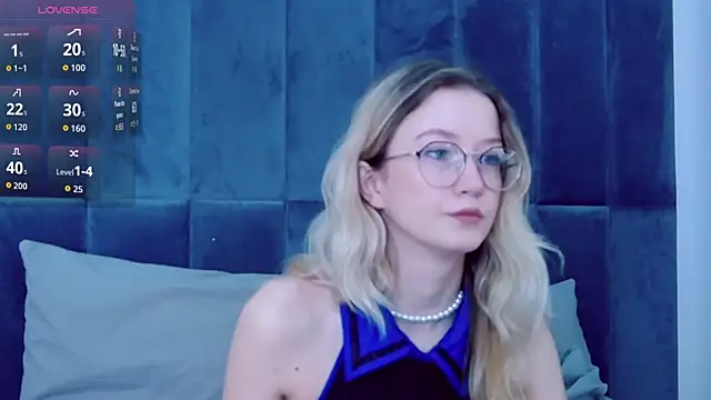 Snapshot of MaeLili chatting on December 3, 4:09 am MaeLili online show from December 3, 4:09 am