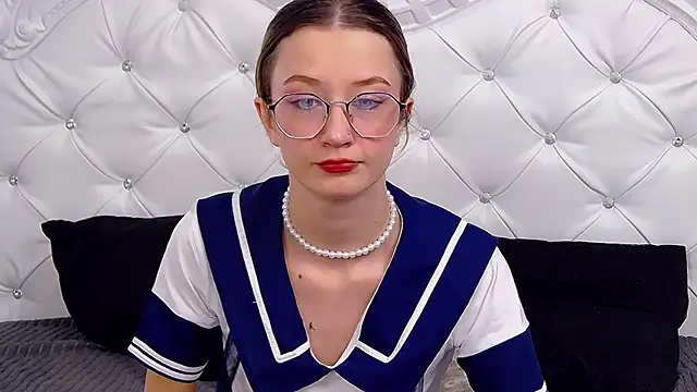 Snapshot of MaeLili chatting on December 15, 12:48 am MaeLili online show from December 15, 12:48 am