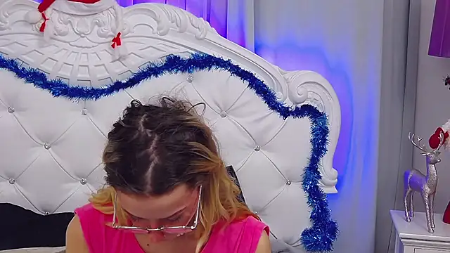 Snapshot of MaeLili chatting on December 21, 1:18 pm MaeLili online show from December 21, 1:18 pm