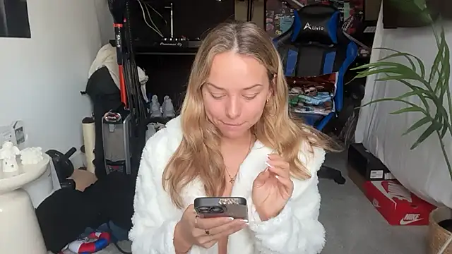 Snapshot of KayleeBella chatting on March 15, 9:04 am KayleeBella online show from March 15, 9:04 am
