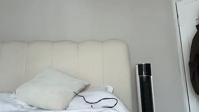 Snapshot of KayleeBella chatting on April 2, 9:51 am KayleeBella online show from April 2, 9:51 am