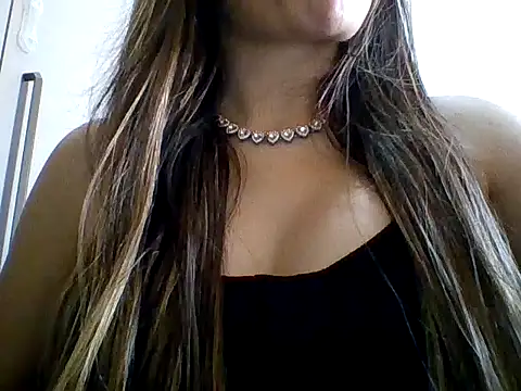 Snapshot of Yasleal chatting on April 23, 8:11 pm Yasleal online show from April 23, 8:11 pm