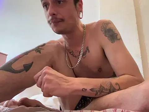 Snapshot of chrisalmeid_ chatting on October 13, 8:20 pm chrisalmeid online show from October 13, 8:20 pm