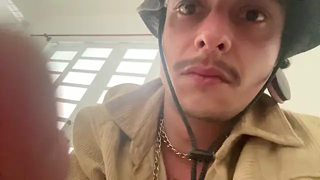 Snapshot of chrisalmeid_ chatting on June 17, 7:04 pm chrisalmeid online show from June 17, 7:04 pm