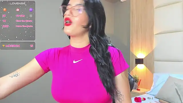 Snapshot of caroline_00403_ chatting on October 2, 7:10 pm caroline 00403  online show from October 2, 7:10 pm