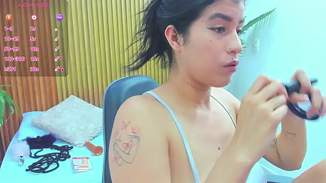 Snapshot of caroline_00403_ chatting on October 29, 7:15 pm caroline 00403  online show from October 29, 7:15 pm