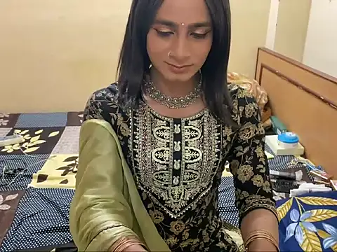 LuvLayla online show from February 11, 4:45 pm