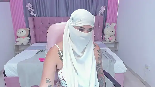 Snapshot of Nayla-Mouna chatting on September 8, 7:46 pm Nayla-Mouna online show from September 8, 7:46 pm