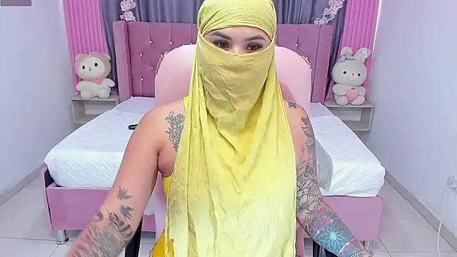 Snapshot of Nayla-Mouna chatting on September 24, 7:50 pm Nayla-Mouna online show from September 24, 7:50 pm
