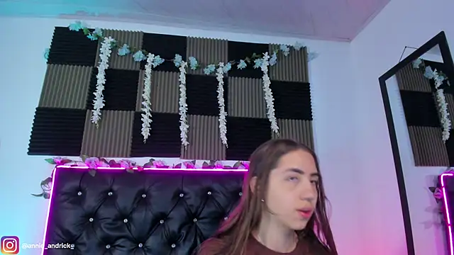  leda swan  online show from May 21, 8:10 am