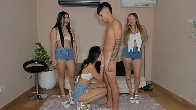 Snapshot of Goodlatin_girls chatting on September 19, 1:07 am Goodlatin girls online show from September 19, 1:07 am