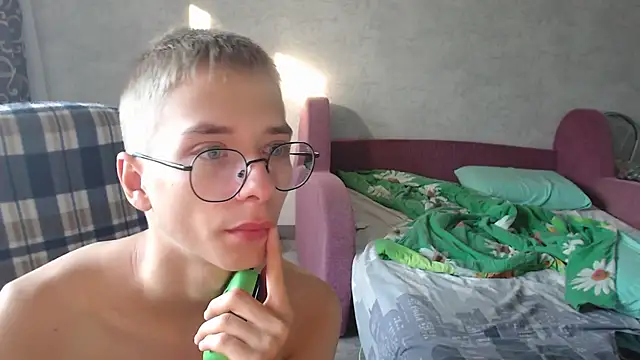 Snapshot of glasses_cat chatting on September 22, 5:53 am glasses cat online show from September 22, 5:53 am