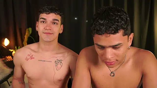 Snapshot of EROS_AND_ALAN chatting on February 14, 4:31 am EROS AND ALAN online show from February 14, 4:31 am