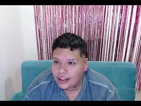 Snapshot of Yulian_bigclit7 chatting on March 16, 8:18 am Yulian bigclit7 online show from March 16, 8:18 am