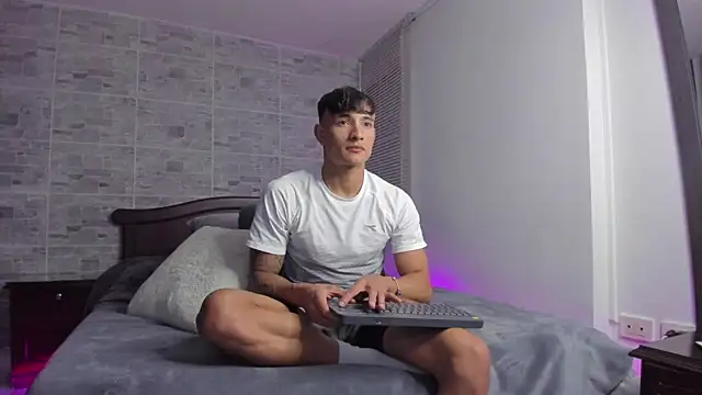 Snapshot of DavisFirb chatting on October 10, 2:43 am DavisFirb online show from October 10, 2:43 am