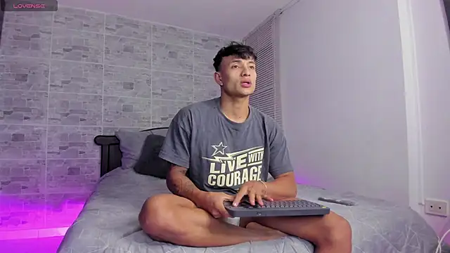 Snapshot of DavisFirb chatting on November 3, 1:19 am DavisFirb online show from November 3, 1:19 am