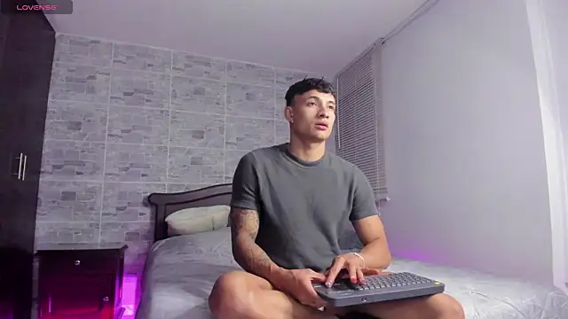 Snapshot of DavisFirb chatting on November 20, 2:45 am DavisFirb online show from November 20, 2:45 am