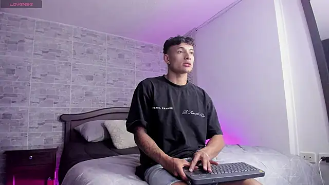 Snapshot of DavisFirb chatting on November 24, 1:05 am DavisFirb online show from November 24, 1:05 am