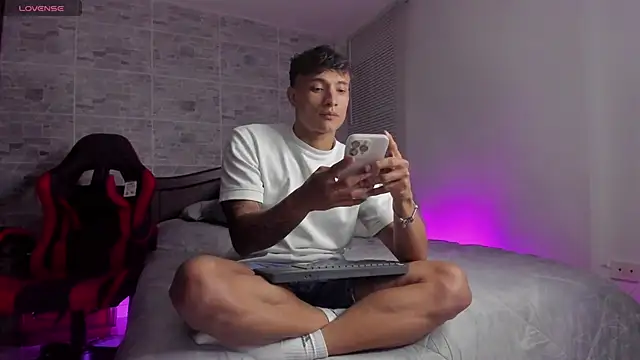 Snapshot of DavisFirb chatting on December 1, 2:49 am DavisFirb online show from December 1, 2:49 am