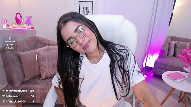 Snapshot of issi_loren chatting on October 19, 7:25 pm issi loren online show from October 19, 7:25 pm
