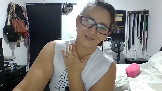 Snapshot of MiaVega chatting on February 6, 8:23 pm MiaVega online show from February 6, 8:23 pm