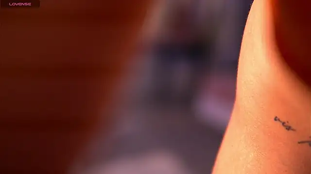 Snapshot of ElaraShine chatting on December 5, 8:05 pm ElaraShine online show from December 5, 8:05 pm