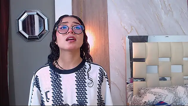 Snapshot of honeymoon_12 chatting on February 12, 4:29 am honeymoon 12 online show from February 12, 4:29 am