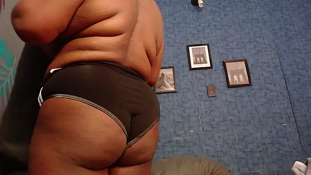 Snapshot of isabella_brown1 chatting on November 8, 11:32 am isabella brown1 online show from November 8, 11:32 am