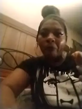 Snapshot of Ladiv33 chatting on October 30, 5:24 pm Ladiv33 online show from October 30, 5:24 pm