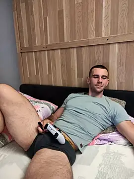 Snapshot of BrokenToPieces chatting on September 8, 6:29 pm BrokenToPieces online show from September 8, 6:29 pm