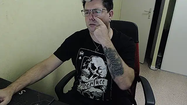 Snapshot of blueandwhite1 chatting on December 3, 3:22 pm blueandwhite1 online show from December 3, 3:22 pm