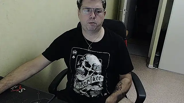 Snapshot of blueandwhite1 chatting on December 4, 8:23 am blueandwhite1 online show from December 4, 8:23 am