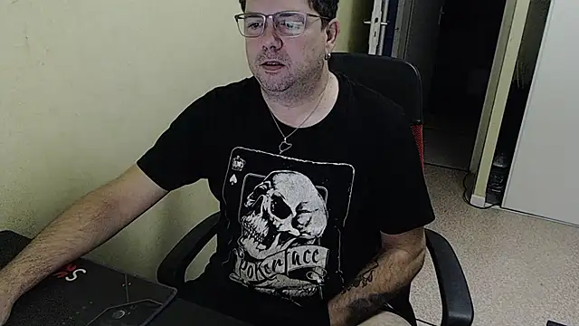 Snapshot of blueandwhite1 chatting on December 7, 8:22 am blueandwhite1 online show from December 7, 8:22 am