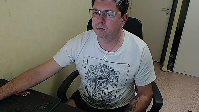 Snapshot of blueandwhite1 chatting on December 9, 5:30 pm blueandwhite1 online show from December 9, 5:30 pm