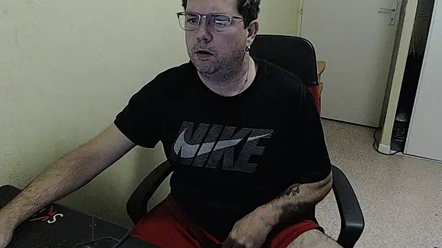 Snapshot of blueandwhite1 chatting on December 13, 3:32 pm blueandwhite1 online show from December 13, 3:32 pm