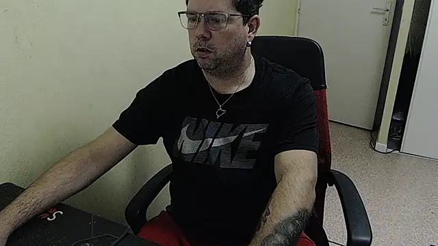 Snapshot of blueandwhite1 chatting on December 14, 8:34 am blueandwhite1 online show from December 14, 8:34 am