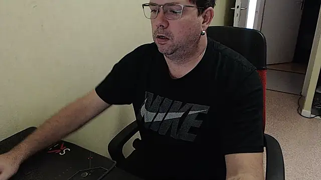 Snapshot of blueandwhite1 chatting on December 14, 11:39 am blueandwhite1 online show from December 14, 11:39 am