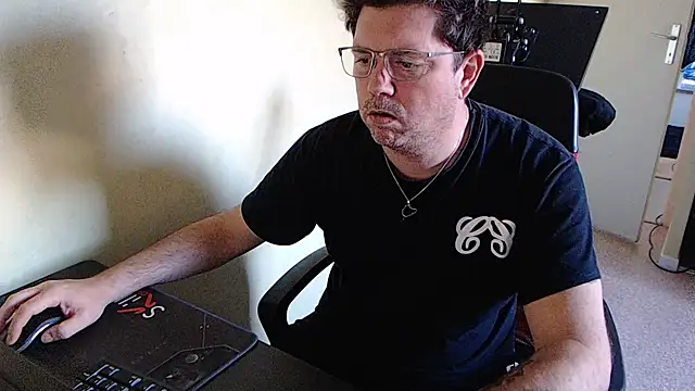 Snapshot of blueandwhite1 chatting on December 28, 3:26 pm blueandwhite1 online show from December 28, 3:26 pm