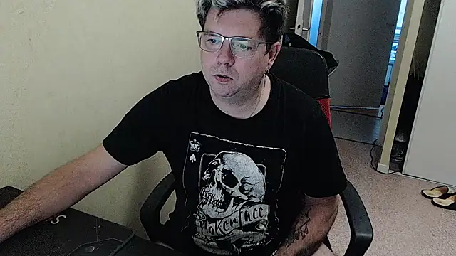 Snapshot of blueandwhite1 chatting on December 30, 8:10 am blueandwhite1 online show from December 30, 8:10 am