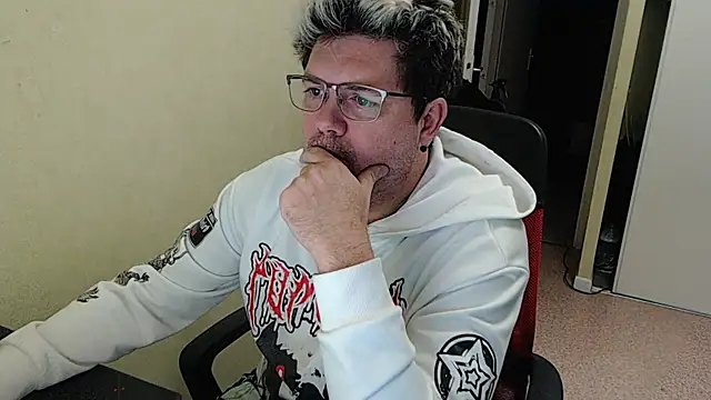 Snapshot of blueandwhite1 chatting on January 3, 5:10 pm blueandwhite1 online show from January 3, 5:10 pm