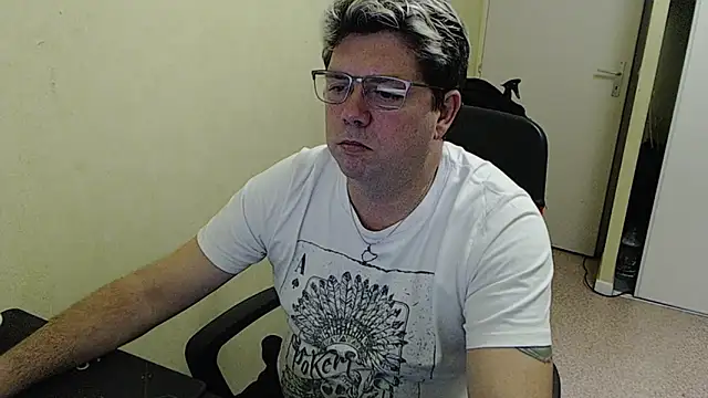 Snapshot of blueandwhite1 chatting on January 5, 5:41 pm blueandwhite1 online show from January 5, 5:41 pm