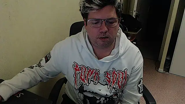 Snapshot of blueandwhite1 chatting on January 7, 9:46 pm blueandwhite1 online show from January 7, 9:46 pm