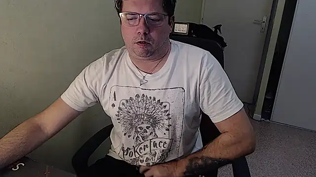 Snapshot of blueandwhite1 chatting on January 8, 3:39 pm blueandwhite1 online show from January 8, 3:39 pm