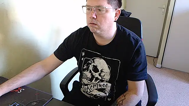 Snapshot of blueandwhite1 chatting on February 2, 9:51 am blueandwhite1 online show from February 2, 9:51 am