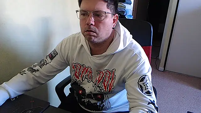 Snapshot of blueandwhite1 chatting on February 5, 11:23 am blueandwhite1 online show from February 5, 11:23 am